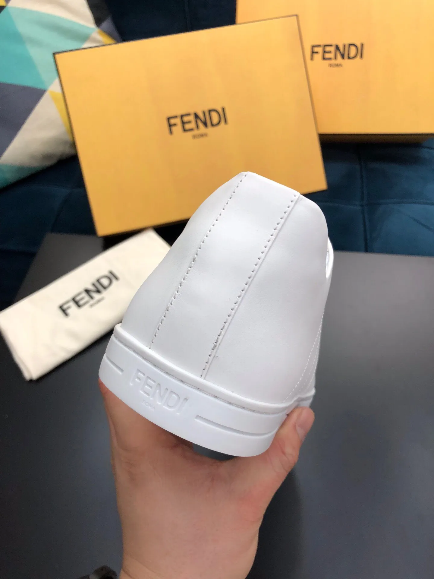 ¥380[Sun]FENDI Fendi classic comfortable men's slip-ons, this sophisticated sneaker is handmade from soft calfskin. Mesh inner surface, ultra-light rubber material and rough outsole. This unique thin style is suitable for the casual and exquisite sensibility of this season. It is comfortable and natural on the feet. It is an everyday style for spring and autumn leisure travel! 38/45